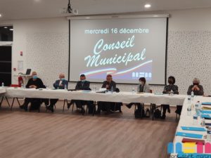 Démission et coup de tonnerre