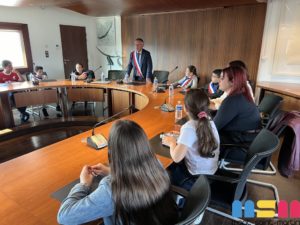 Passation d’écharpes entre les enfants du conseil municipal