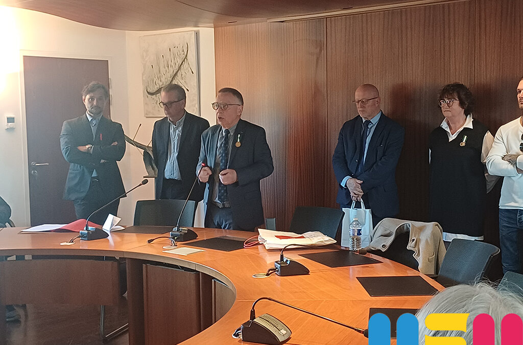 Remise de la médaille à M. De Carli et Mme Bessich